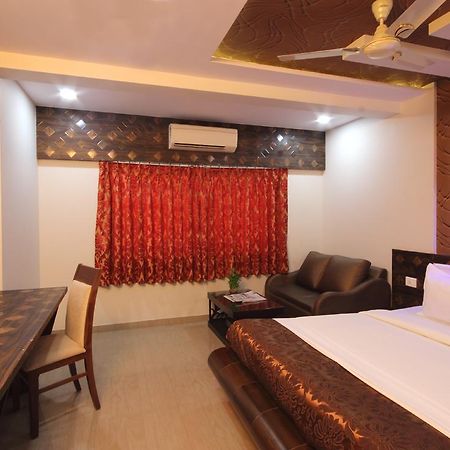 Hotel Railway Inn Тхане Экстерьер фото