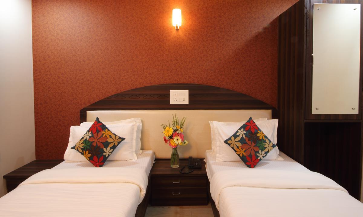 Hotel Railway Inn Тхане Экстерьер фото