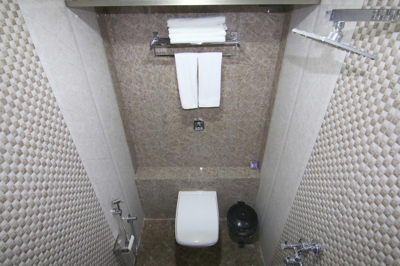 Hotel Railway Inn Тхане Экстерьер фото